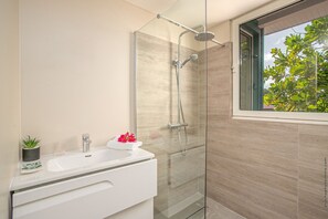 Dusche, Haartrockner, Handtücher, Seife