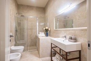 Douche, sèche-cheveux