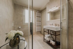 Douche, sèche-cheveux, serviettes fournies