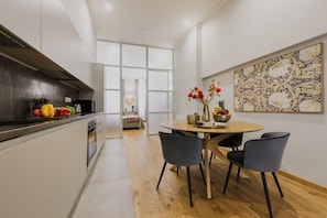 Fridge, microwave, oven, stovetop - Apartments Florence -	Ariento Deluxe 6  (Firenze)