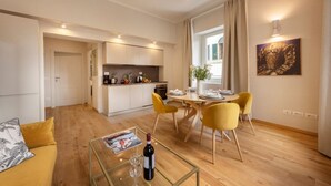Eine moderne Wohnung mit Essbereich, Küche und Wohnraum.