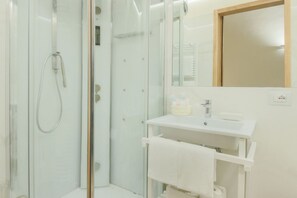 Douche, sèche-cheveux