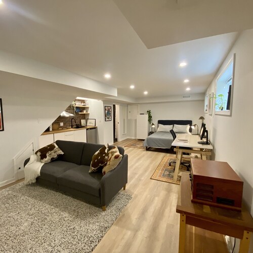 Cozy, private renovated apartment near Metro