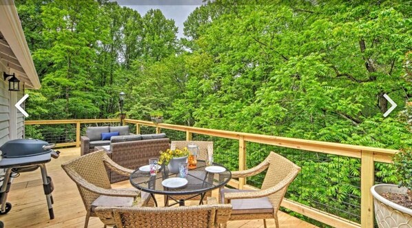 Outdoor dining - Cozy Highlands Cottage Newly Remodeled Beautifully Furnished / Special discounts (Highlands)