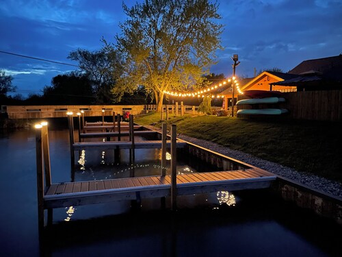 Cozy retreat located off Lake Erie in Woodchuck Marina!