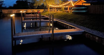 Cozy retreat located off Lake Erie in Woodchuck Marina!