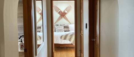 3 chambres, bureau, fer et planche à repasser, lit parapluie