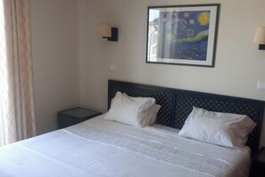 1 bedroom, iron/ironing board, WiFi, bed sheets - 1-Bed - Sleeps 4 - Free Parking & Balcony (Albufeira)