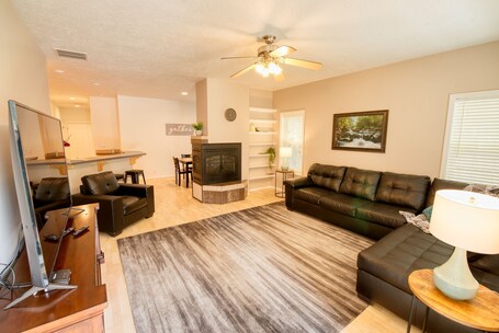 Smart TV. Cozy 3-Bedroom Oasis in the Heart of the City - Perfect for Your Next Getaway!