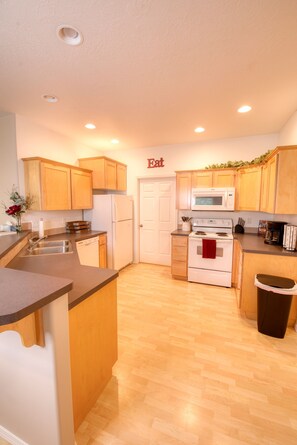 Kylskåp, mikrovågsugn, ugn och spishäll