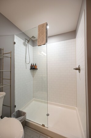 Een haardroger, handdoeken, zeep, shampoo