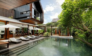 Una piscina al aire libre