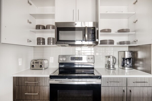 Refrigerador, microondas, horno y lavavajillas