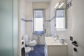 Chuveiro, secador de cabelo, bidê, toalhas de banho