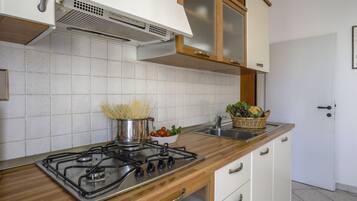 KĂŒhlschrank, Mikrowelle, Ofen, Herdplatte