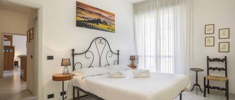 2 habitaciones, tabla de planchar con plancha, wifi y ropa de cama