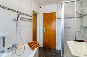 Badewanne, Haartrockner, Handtücher