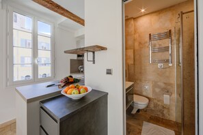 Shower, towels - Appartement Angé 100m de la mer, Antibes, France (Antibes)