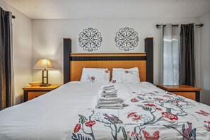 5 habitaciones, escritorio y tabla de planchar con plancha