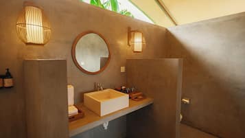 Shower, rainfall showerhead, free toiletries, bathrobes