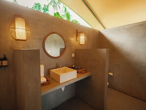 Shower, pancuran hujan, perlengkapan mandi gratis, dan jubah mandi