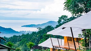 A campsite with tents and a view of mountains. - Kaura Bali (Manggis)