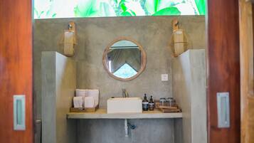 Shower, rainfall showerhead, free toiletries, bathrobes