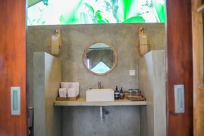 Shower, rainfall showerhead, free toiletries, bathrobes - Kaura Bali (Manggis)