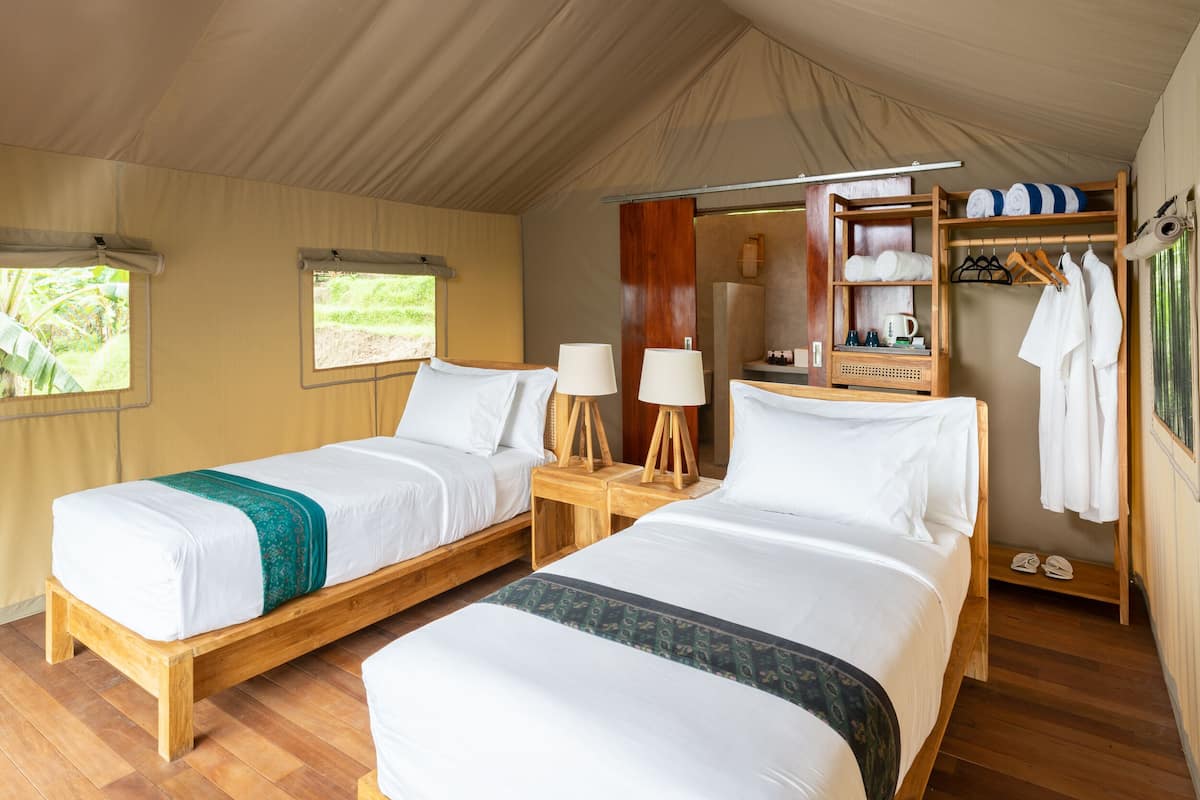 Cofres nos quartos, Wi-Fi de cortesia, roupa de cama