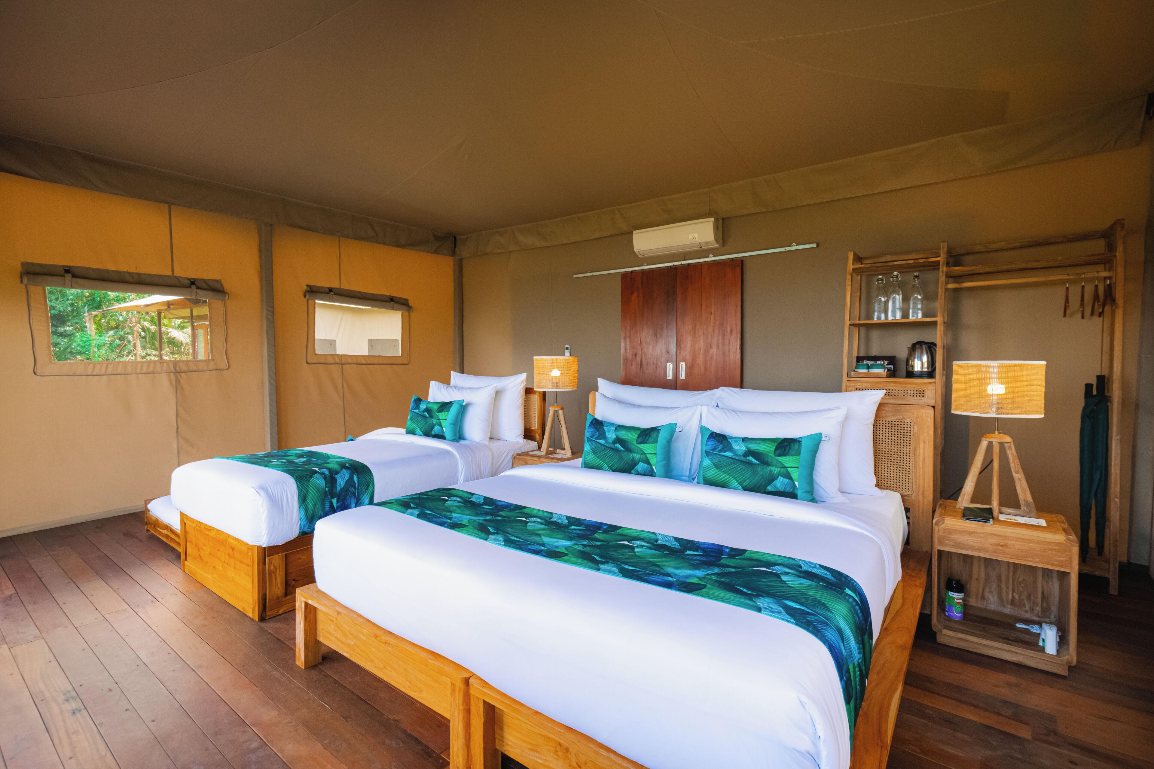 Familiekamer, Meerdere bedden, gedeeltelijk uitzicht op oceaan | Een kluis op de kamer, gratis wifi, beddengoed