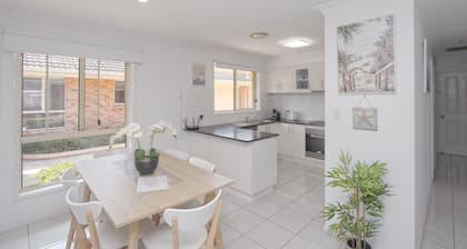 Walk to Ettalong beach close to shops KING BED