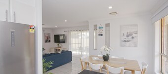 Walk to Ettalong beach close to shops KING BED
