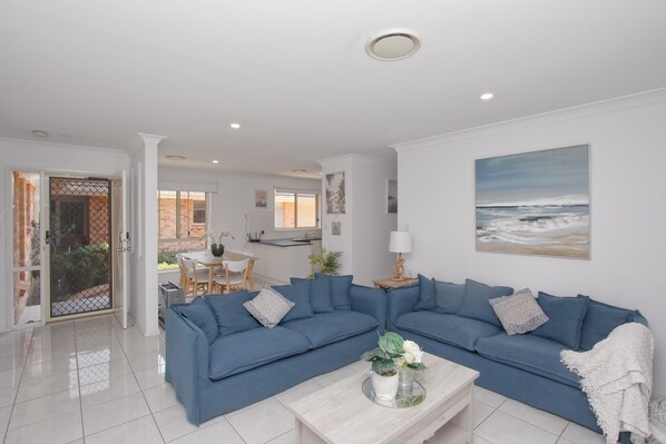 Smart TV, books - Walk to Ettalong beach close to shops KING BED (Ettalong Beach)