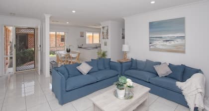 Walk to Ettalong beach close to shops KING BED