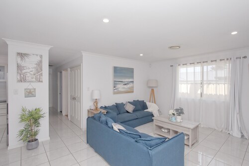 Walk to Ettalong beach close to shops KING BED