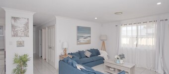 Walk to Ettalong beach close to shops KING BED