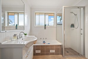 Shower, hair dryer, towels, soap - Walk to Ettalong beach close to shops KING BED (Ettalong Beach)