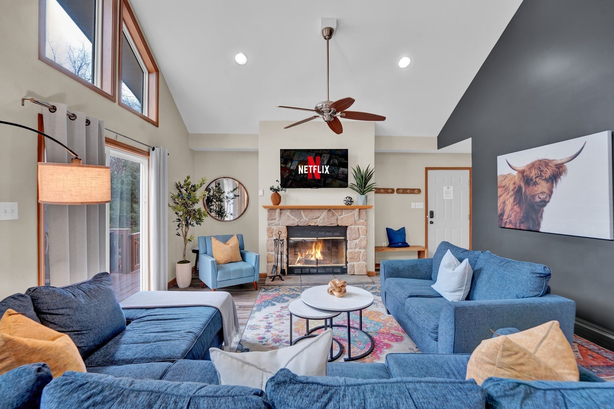 Smart TV, chimenea, futbolito