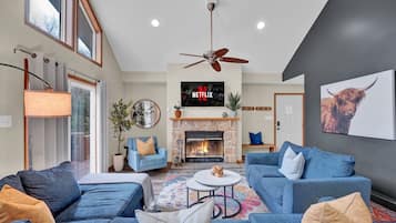 Smart TV, chimenea, futbolito