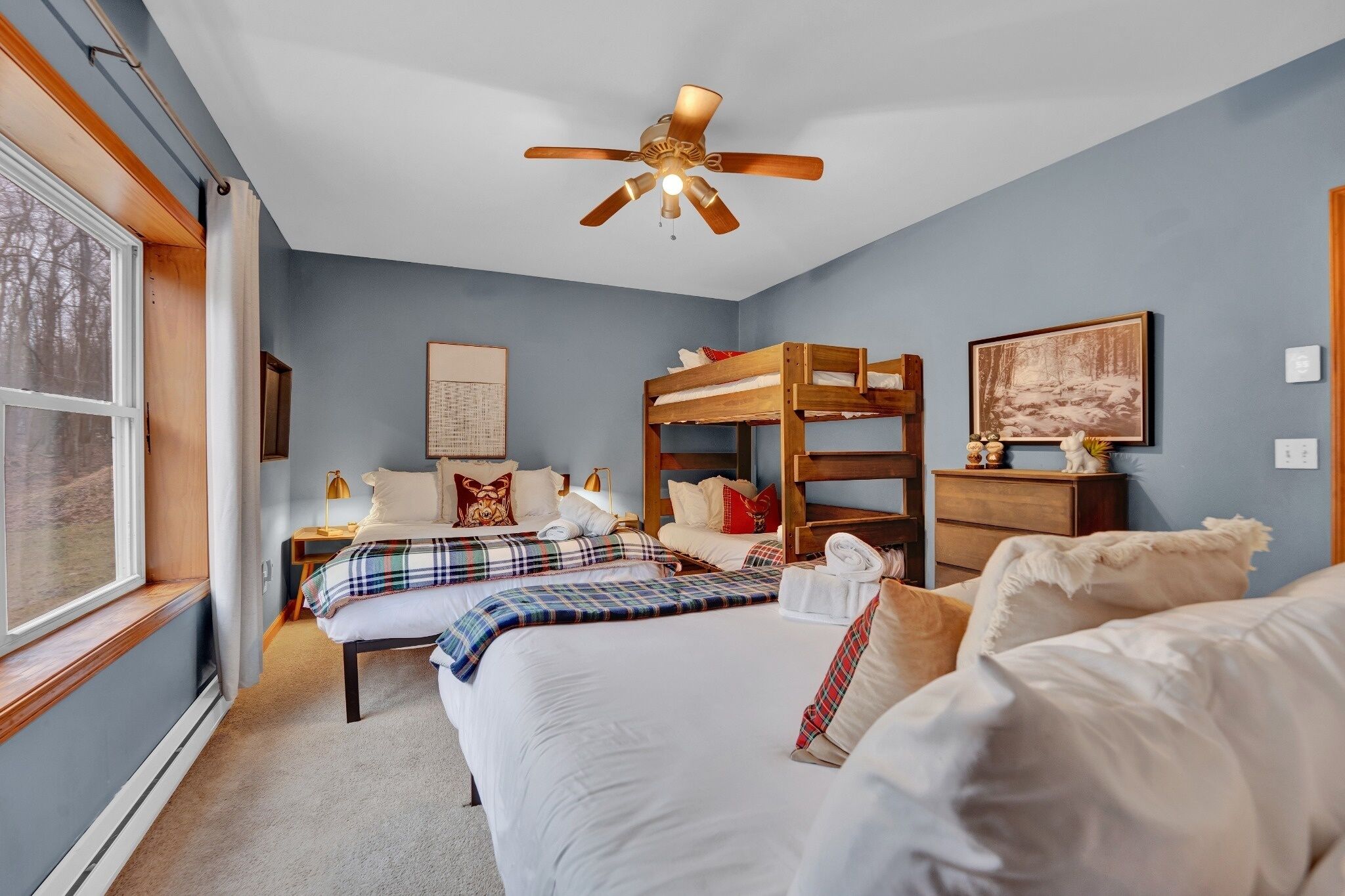 4 bedrooms, desk, iron/ironing board, travel crib