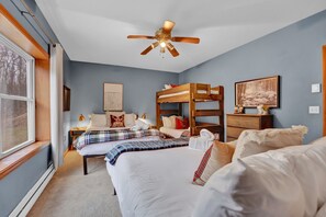 4 slaapkamers, een bureau, een strijkplank/strijkijzer, reisbedje