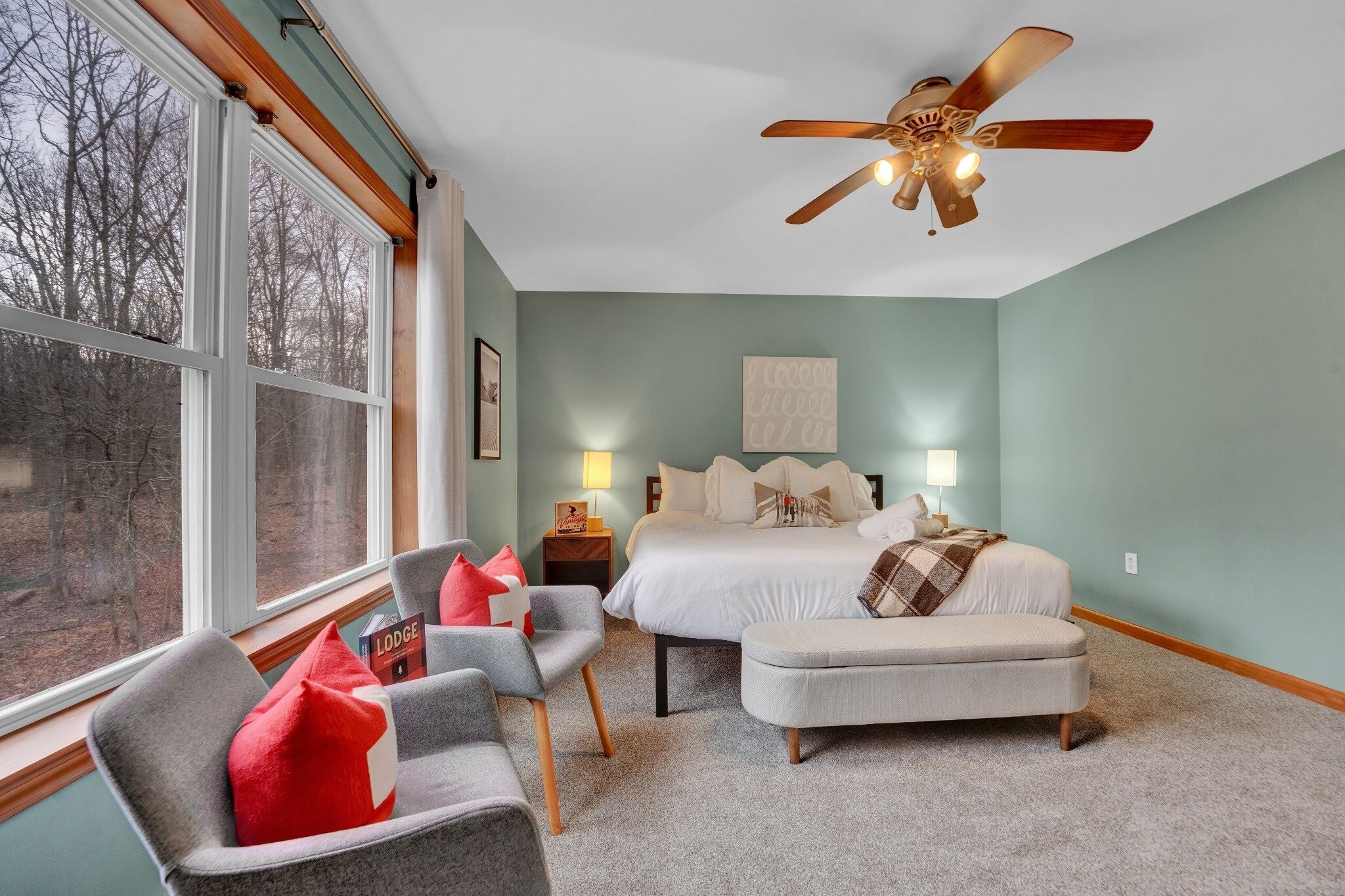 4 habitaciones, escritorio y tabla de planchar con plancha 