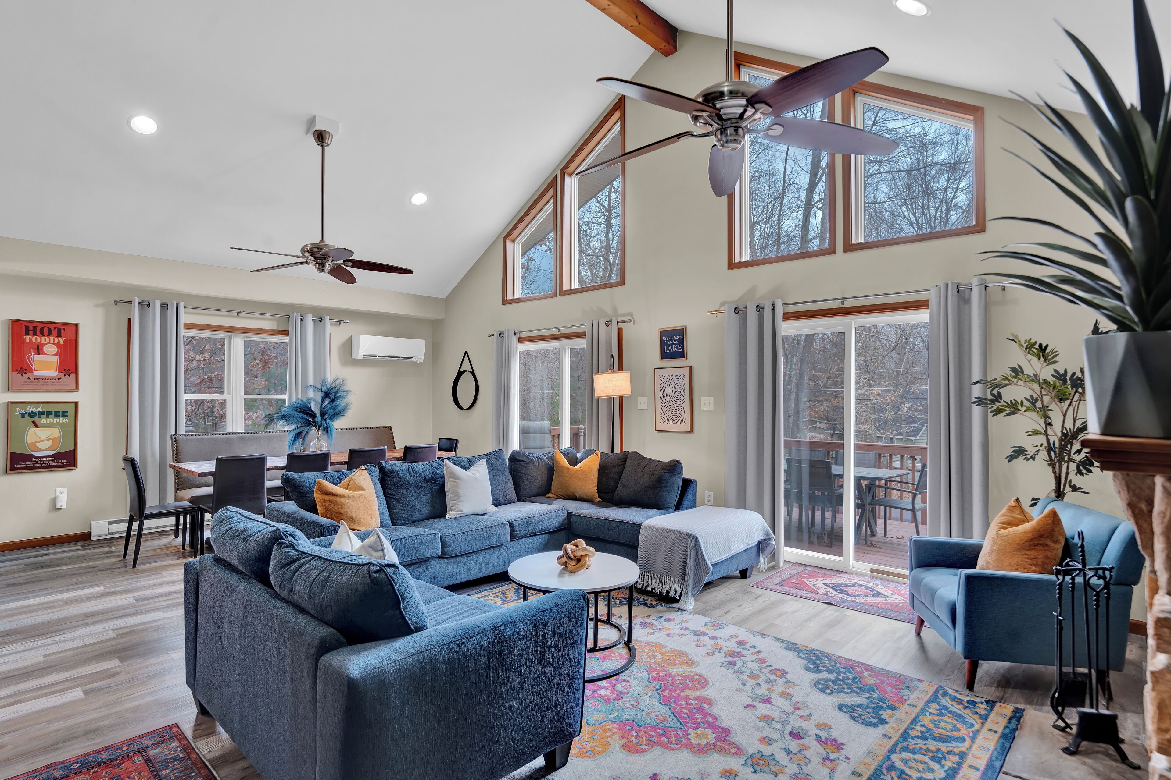 Smart TV, chimenea, futbolito