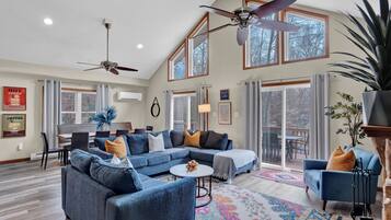 Smart TV, chimenea, futbolito