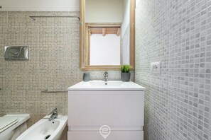 Shower, hair dryer, bidet, towels
