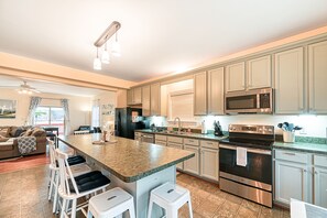 Jääkaappi, mikroaaltouuni, uuni, liesi