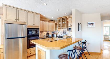 Picturesque mountain view condo with fireplace, balcony, deck, pool, & kitchen