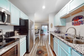 Refrigerador, microondas, horno y parrilla de estufa 