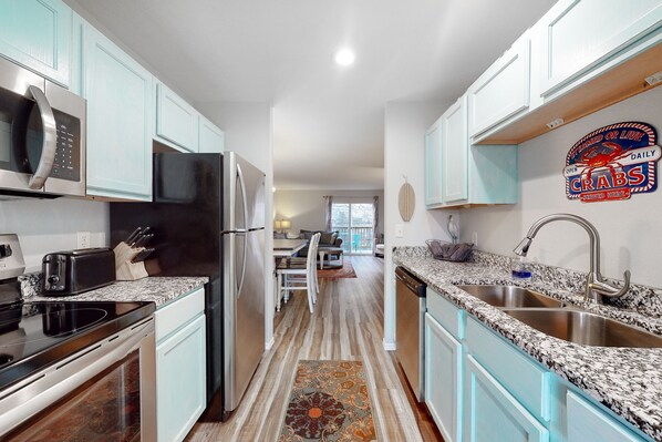 Fridge, microwave, oven, stovetop - Convenient condo near the lake and city with pool access, a washer/dryer, & AC (Branson)