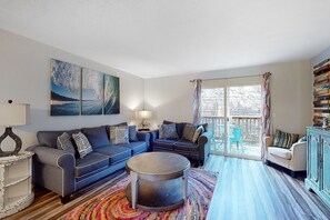 Interior - Convenient condo near the lake and city with pool access, a washer/dryer, & AC (Branson)